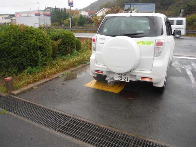 消火栓の上に駐車した車